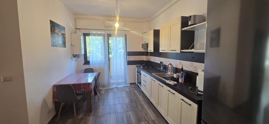 Apartament cu 3 camere semidecomandat în Valea Adâncă