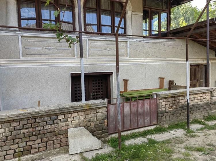 Casă cu 4 camere în Hurezani