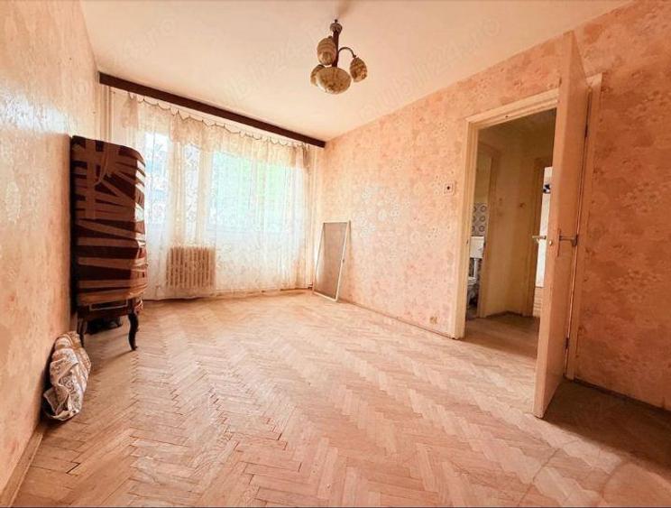 Apartament cu 3 camere semidecomandat în Podu Roș
