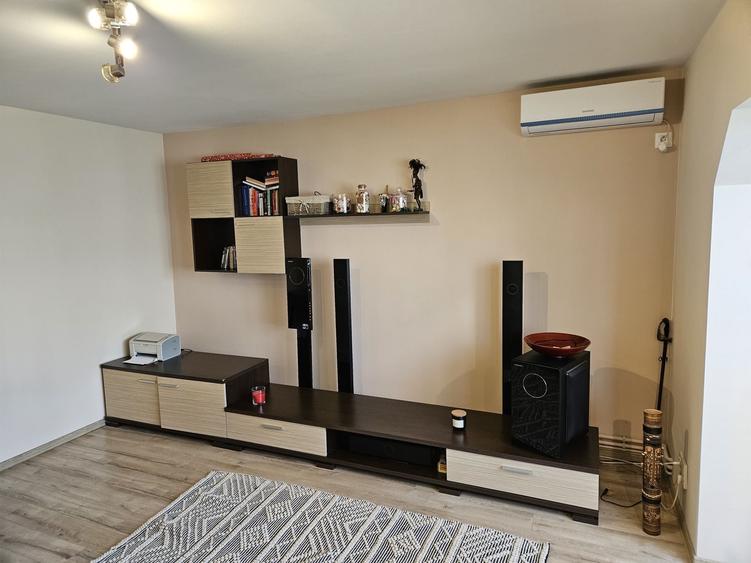 Apartament cu 3 camere decomandat în Miorița