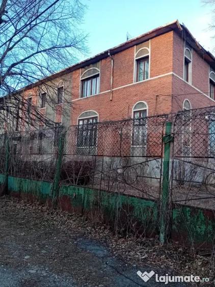 Spațiu comercial, de 1,600 mp, în Petros