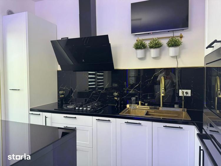 Casă cu 7 camere cu Teren 500 Mp în Central