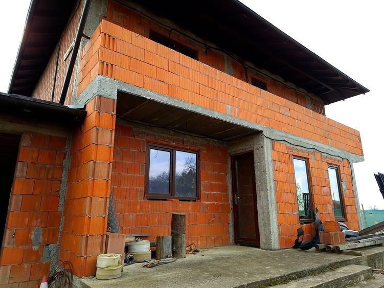 Casă individuală cu 4 camere cu Garaj în Călinești