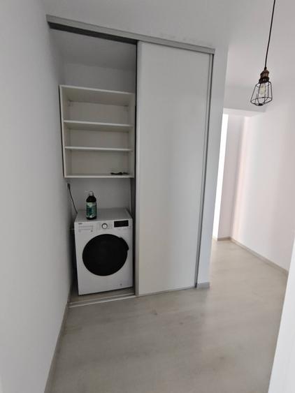 Inchiriez apartament spa?ios ?i luminos, situat la etaj 4 intr-un imobil construit recent, cu finisa - 4