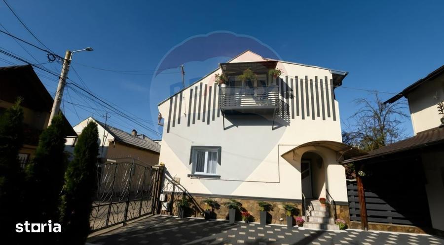 Casă cu 9 camere cu Teren 370 Mp în Central