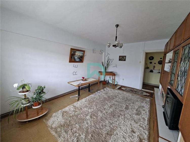 Apartament cu 3 camere semidecomandat în Tractorul