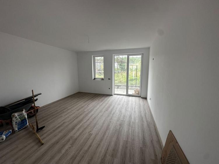 Duplex cu 5 camere cu Canalizare în Exterior Vest