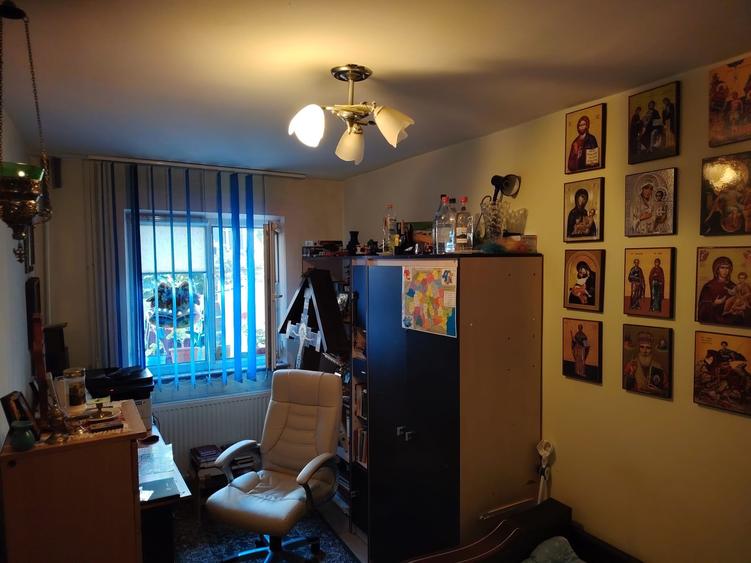 Apartament cu 3 camere semidecomandat în Craiovița Nouă