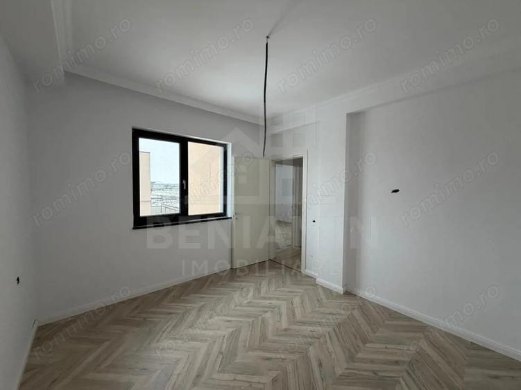 Casă cu Teren 391 Mp în Est