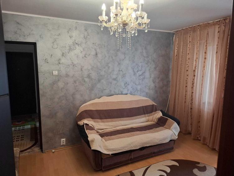 Apartament cu 2 camere semidecomandat în Craiovița Nouă