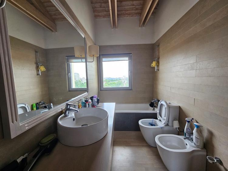 Penthouse cu 4 camere decomandat, mobilat în Complex Studențesc