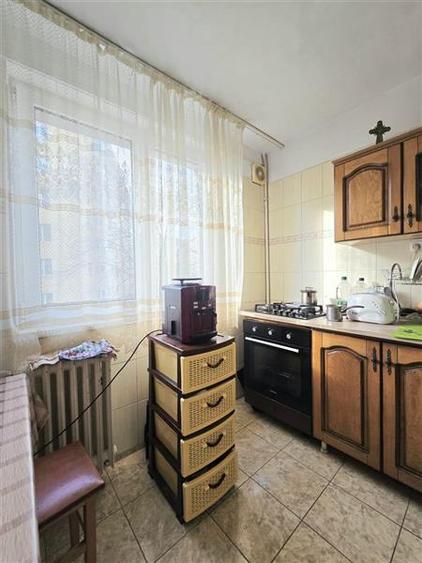 Apartament cu 3 camere semidecomandat în Teiul Doamnei