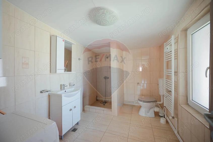 Casă cu 5 camere cu Teren 300 Mp în Sânmartin