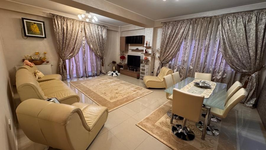 Apartament cu 3 camere decomandat, mobilat în Roșu