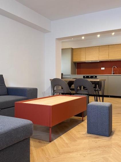 Apartament cu 3 camere semidecomandat, mobilat în P-ța Victoriei