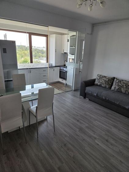 Apartament cu 3 camere semidecomandat în Berceni