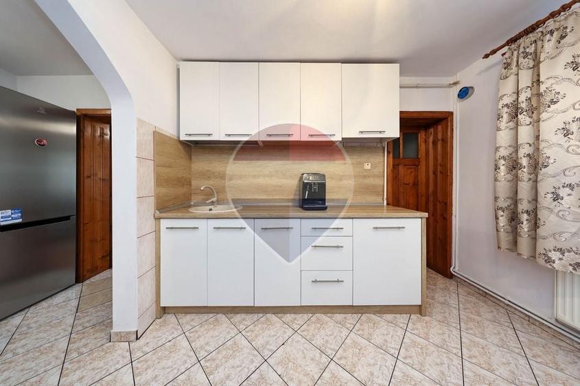 Casă individuală cu 8 camere cu Teren 720 Mp în Central