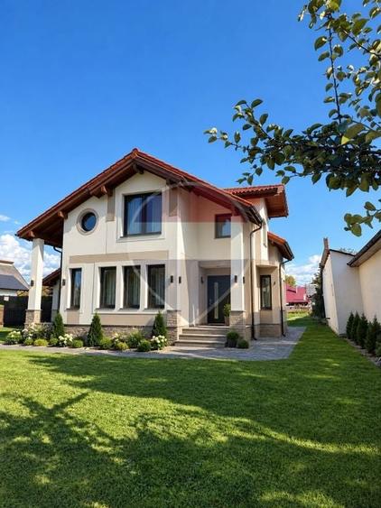 Casă individuală cu 6 camere cu Teren 991 Mp în Central