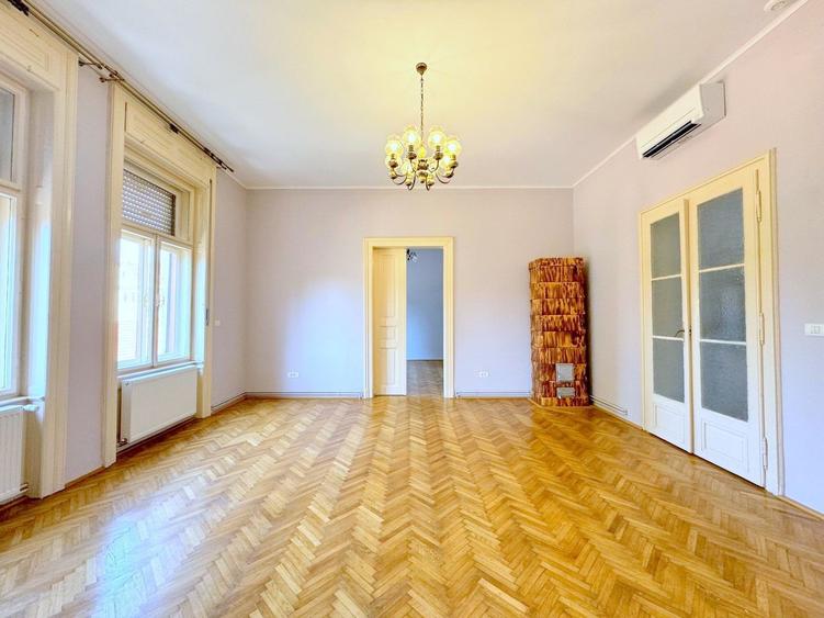 Apartament cu 4 camere semidecomandat în Central