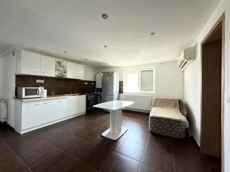 Apartament cu 3 camere semidecomandat în Bucovina
