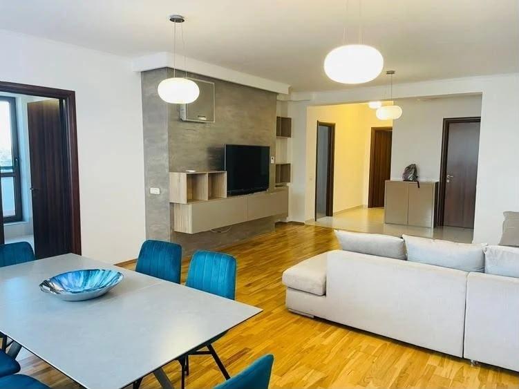 Apartament cu 4 camere semidecomandat, mobilat în Băneasa