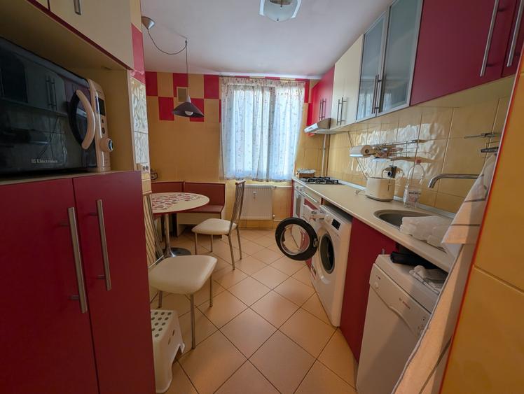 Apartament cu 3 camere decomandat în Drumul Taberei
