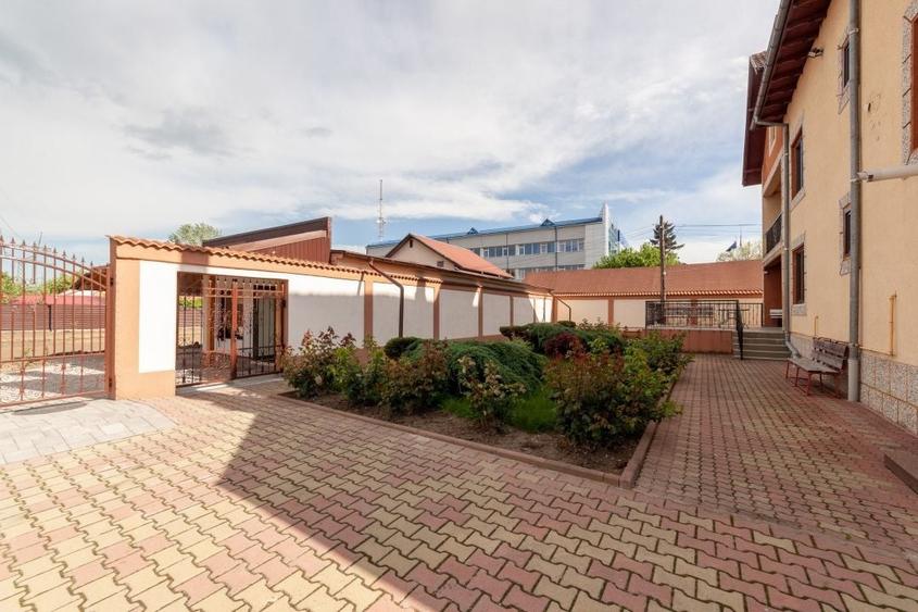 Casă individuală cu 8 camere cu Canalizare în Sud-Est