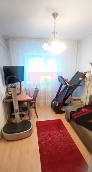 Apartament cu 3 camere decomandat în Tei