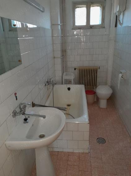 Casă cu 9 camere cu Teren 7500 Mp în Central