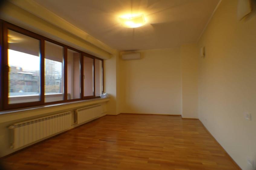 Casă cu 13 camere cu Teren 300 Mp în Dorobanți