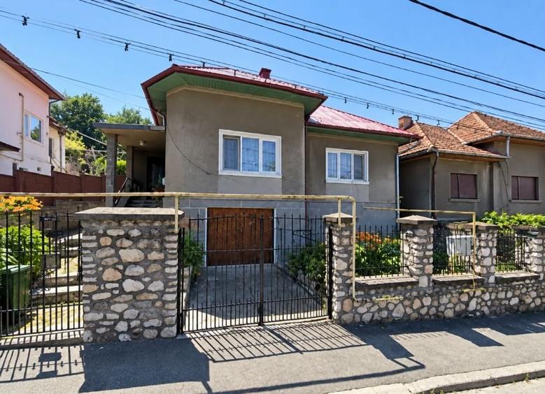 Casă cu 4 camere în Central
