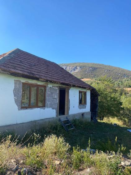 Casă cu 4 camere în Isverna
