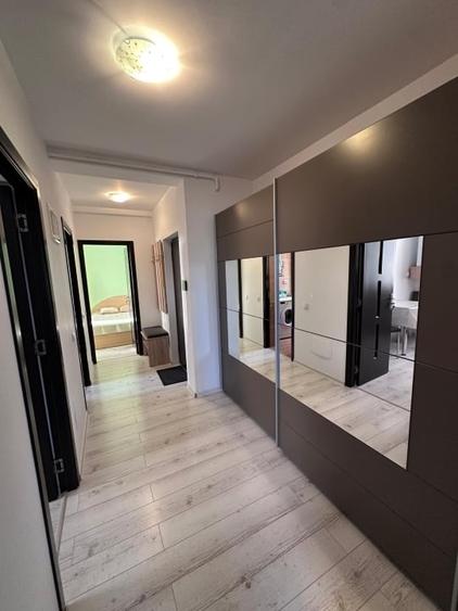 Apartament cu 2 camere decomandat, mobilat în Tractorul