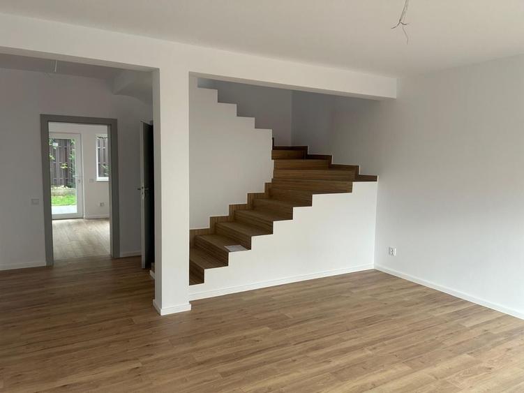 Duplex cu 5 camere cu Canalizare în Florești