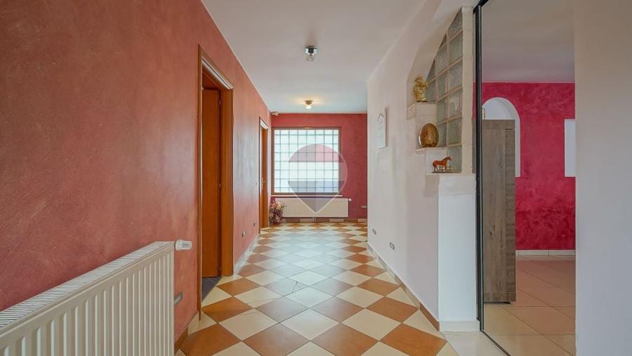 Casă cu 5 camere cu Teren 300 Mp în Central