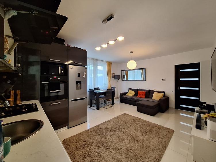 Apartament cu 3 camere semidecomandat, mobilat în Florești