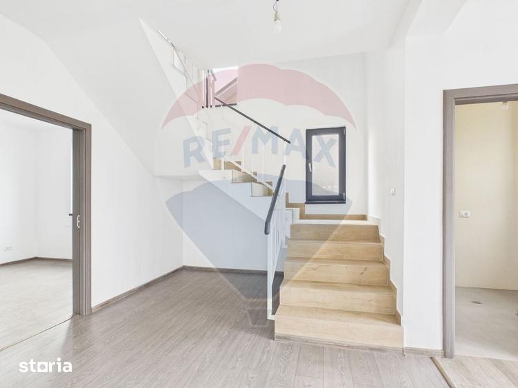 Casă cu 5 camere cu Teren 559 Mp în Crevedia