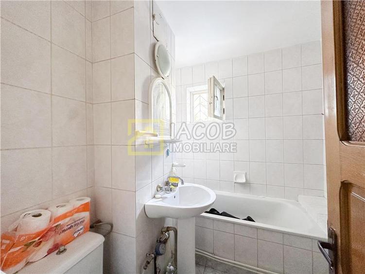 Apartament cu 3 camere decomandat în Milcov