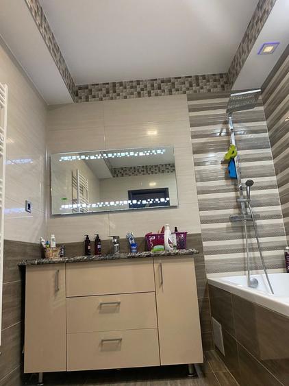 Apartament cu 3 camere decomandat în 13 Decembrie