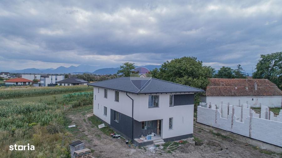 Casă cu 4 camere cu Teren 500 Mp în Stupini