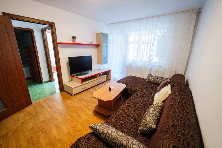 Apartament cu 2 camere semidecomandat, mobilat în Calea București