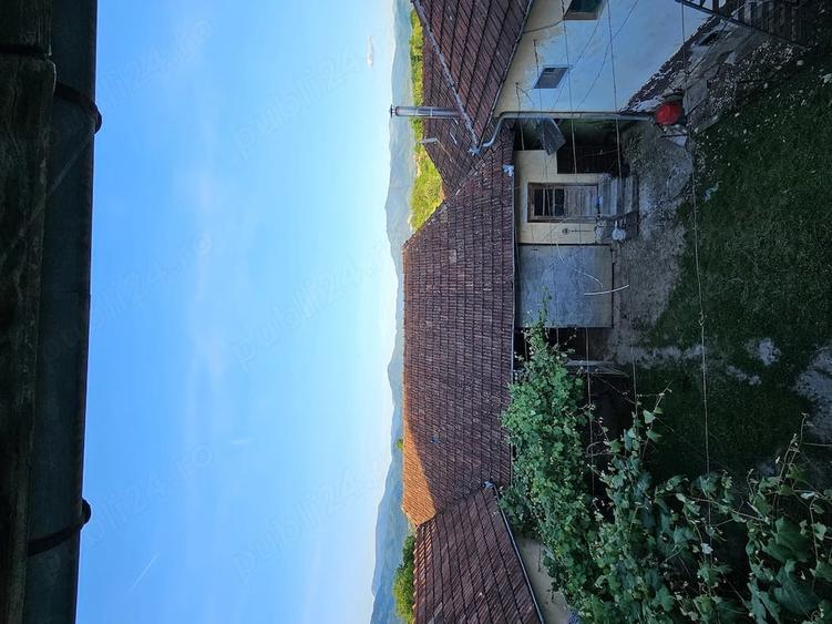 Casă cu 7 camere cu Teren 2000 Mp în Poienii de Jos
