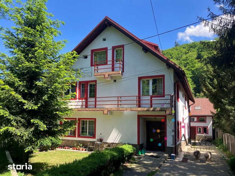 Casă cu 9 camere cu Teren 675 Mp în Central