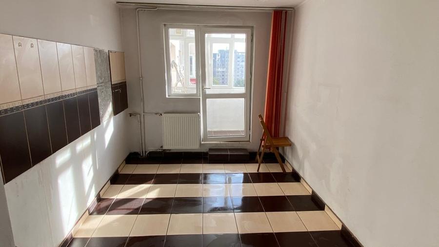 Apartament cu 4 camere semidecomandat în Berceni