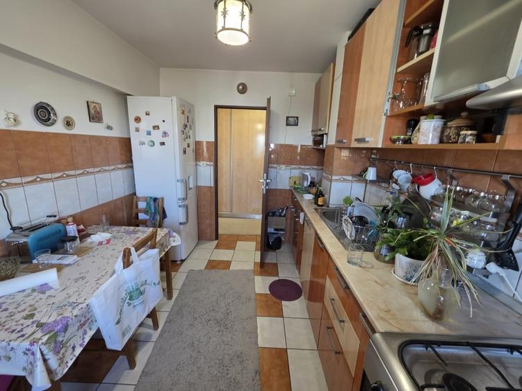 Apartament cu 3 camere semidecomandat în Iancului