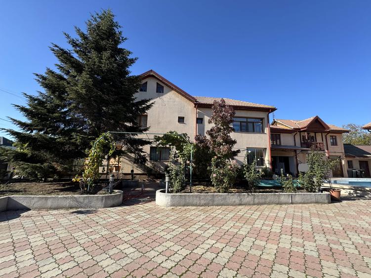 Casă cu 8 camere cu Teren 4057 Mp în Izvoru