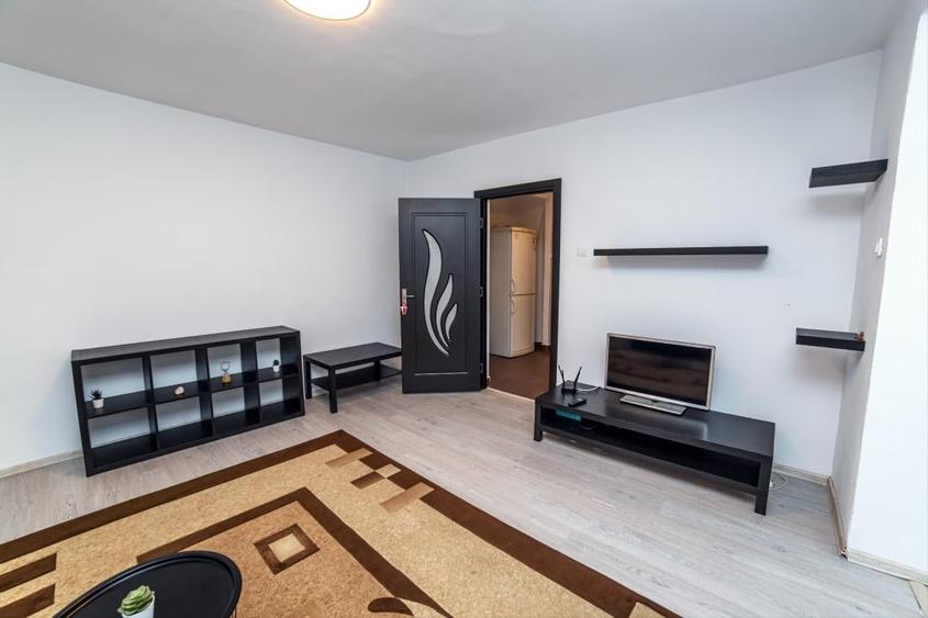 Apartament cu 3 camere semidecomandat, mobilat în Militari