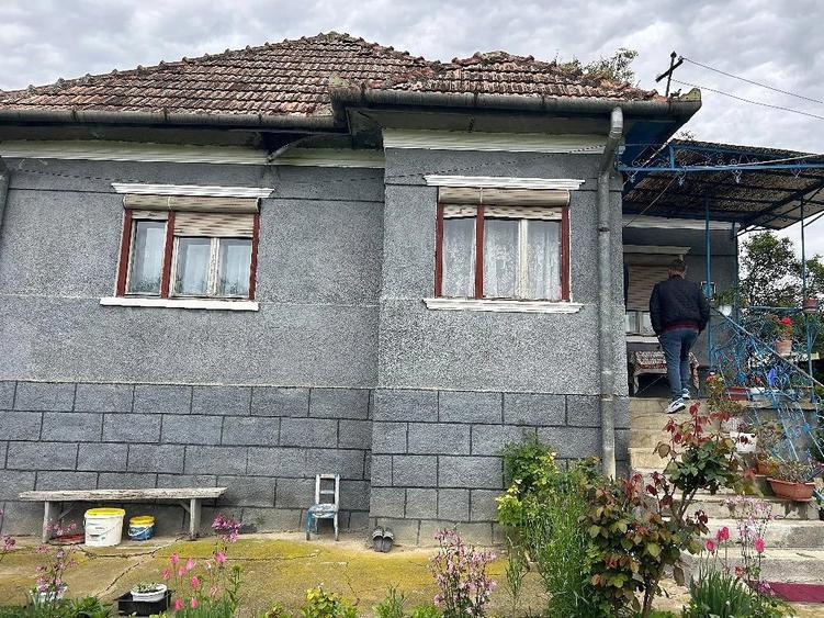 Casă cu 2 camere cu Teren 650 Mp în Pata