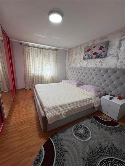 Casă individuală cu 8 camere cu Canalizare în Lascăr Catargiu