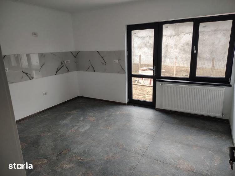 Casă cu 5 camere cu Teren 550 Mp în Braniștea